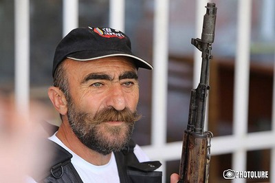 Суд арестовал лидера захватчиков здания милиции в Ереване на два месяца