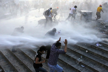 Турецкая полиция с помощью водометов разогнала демонстрантов на площади Таксим