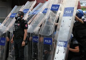 Полиция применила силу для разгона демонстрантов