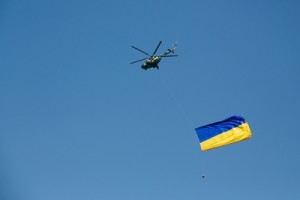 Над Львовом подняли на вертолете самый большой флаг Украины