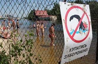 Власти запретили купаться на всех пляжах Киева