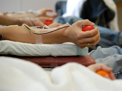 Китайские врачи собирают кровь девственниц