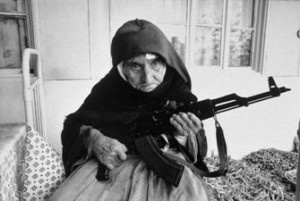армянская женщина защищает свой дом