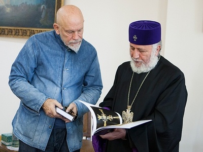 Малкович и Католикос