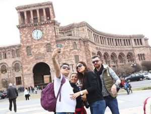 туристы в Ереване