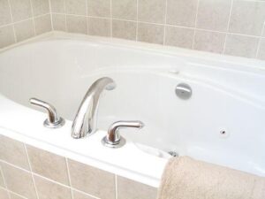 Дієві способи, які надовго повернуть білизну вашій ванні